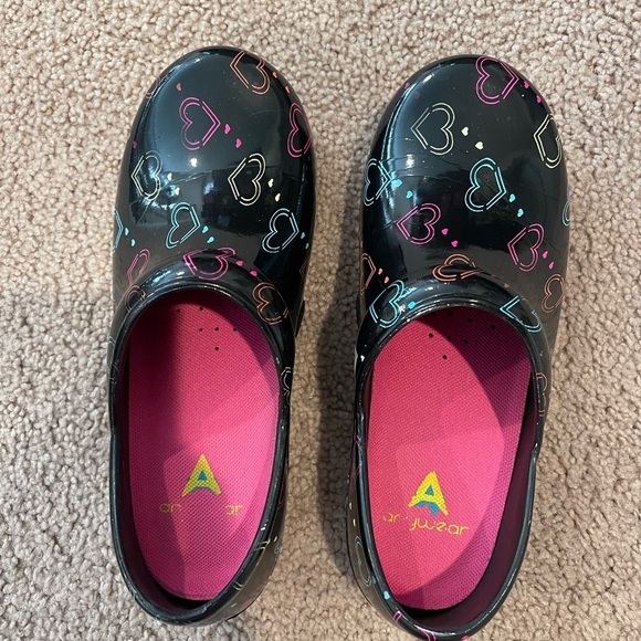 ANYWEAR Slip-Resistant Hearts Nurse Clogs For Women - Picture 4 of 7